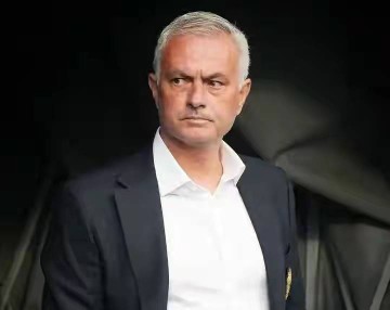 无耻！7次下课狂赚1亿违约金！穆帅3周投敌，这套路骗到本菲卡？