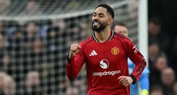 随着曼联3-2绝杀,维拉0-1小蜜蜂,热刺2-2曼城,英超积分榜出炉