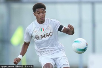 霍伊伦飞往那不勒斯,租借交易细节揭晓:他能否在意甲展现潜力?