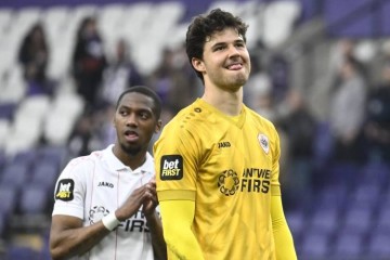 英媒：曼联正加紧推进安特卫普门将森纳-拉门斯的转会