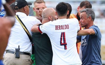 名帅失控!恩里克袭击球员引争议,或禁赛5场,巴黎形象受损