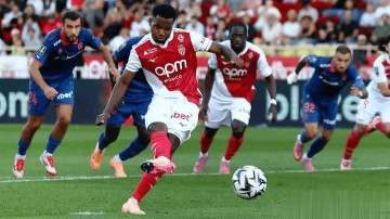 巴萨天降横财!昔日废柴法甲5场轰6球,英超3队求购