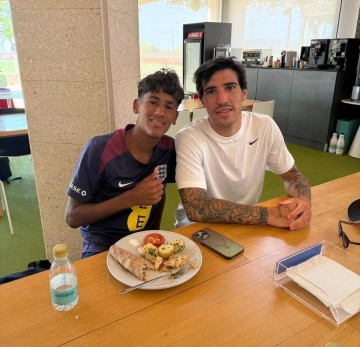 曼联14岁青训梅西续约拒绝巴萨!与托纳利一起特训,欲创队史纪录