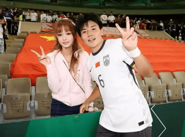 恭喜,国足22岁小将留洋,加盟英超豪门,女友曝光,长相甜美,陪伴留洋