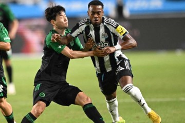 纽卡斯尔热身赛不敌韩国球队,威洛克重伤离场雪上加霜