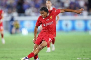 利物浦17岁新星闪耀,与梅西同框刷屏阿迪,绝杀纽卡瞬间燃爆