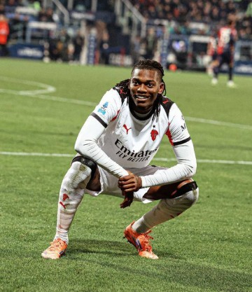 意甲领头羊易主!莱奥一剑封喉新援首秀,AC米兰1-0超越国米登顶