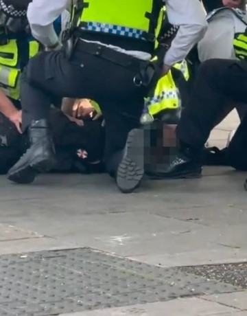 太阳报:切尔西比赛结束后,场外一16岁少年因涉嫌持仿制枪被捕