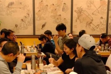 打湖人1分1板 杨瀚森赛后携女友在洛杉矶吃韩料