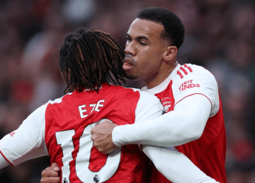 2-1险胜!乌龙球+红牌,阿森纳掀翻切尔西,曼城被甩开5分