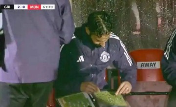 曼联连战三败!阿莫林或考虑辞职,球迷集体呼唤穆帅回归