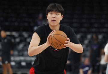 杨瀚森处境正在变好吗？对比同级菜鸟答案很残忍