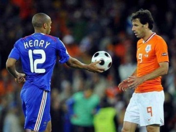 先跟C罗水火不容，后与大罗关系微妙，欧冠金靴受困于人际关系