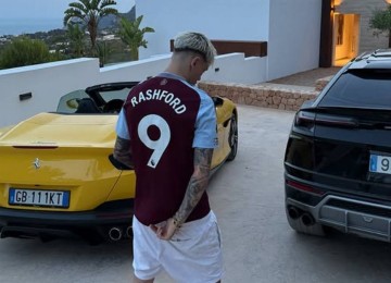 穿拉师傅球衣英媒:曼联对加纳乔感到愤怒,或接受4500万报价