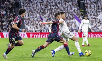 随着巴萨1-2,马竞1-0,皇马2-0,西甲积分榜产生,巴萨1分领跑