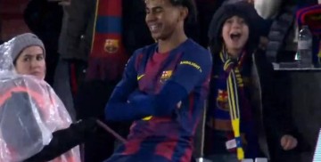 超级世界波!亚马尔凌空侧钩破门斩获2026西甲首球,弗里克狂喜庆祝