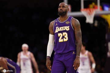 历史终结!詹姆斯缺战马刺无缘评奖 连续21年纪录告终