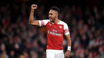 他是德甲英超双料射手王,撑起一支国家队16年,结局却被整个国家抛弃