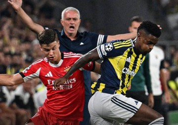 穆帅欧冠附加赛形势堪忧:下周做客本菲卡,输球=无缘小组赛