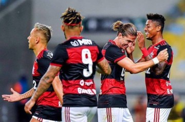 巴黎圣曼对阵弗拉门戈,争夺欧冠决赛席位,双方核心伤病与战术差异加剧悬念。