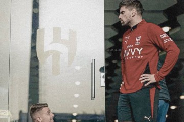 拉爵缺钱放弃1500万签内维斯!曼联杯赛全灭亏半亿,冬窗恐无买卖