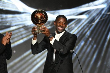 登贝莱捧起金球奖!这一刻,足球看上去更纯粹了