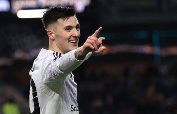 曼联2-2伯恩利继续丢分!弗莱彻激活谢什科还不够,球迷呼唤索帅