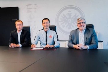 官方:法兰克福与主帅托普穆勒续约至2028年,球队目前排德甲第三