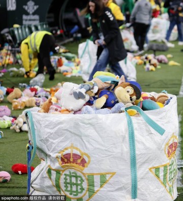 贡萨洛头顶脚踢上演完美帽子戏法,皇马上一位在西甲做到还是C罗