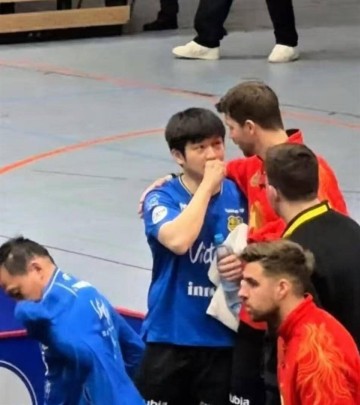 樊振东德甲双打首秀失利背后:疲惫身影牵动人心,球迷盼英雄卸甲归乡