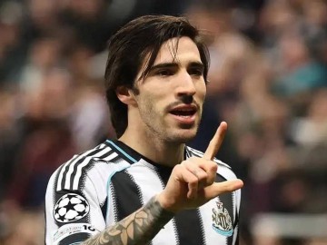 曼联最大败笔操作！34岁卡塞米罗打出生涯最佳，放走他欧冠必成笑话