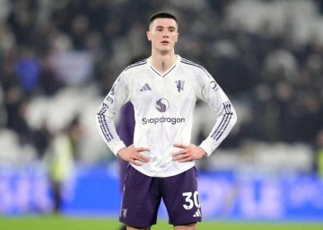 曼联一人被嘘离场恐失主力位置!卡里克考虑变阵,谢什科理应首发