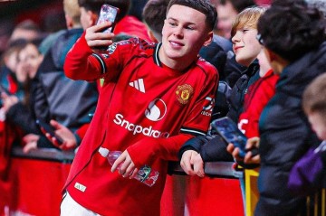 曼联开年薪5万新合同,小鲁尼无意模仿父亲!卡里克之子亦获续约