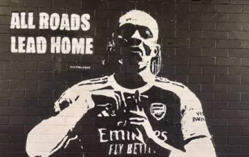 电讯报：埃泽身穿阿森纳球衣的壁画遭到污损，肇事者疑似热刺球迷