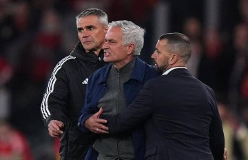 穆帅又上头条了!但这次不是因为绝杀,而是因为一场赛后言论,让他从“狂人”变成了“众矢之的”