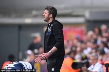 罗伊·基恩怒批曼联“马戏团”:卡里克与教练组资历遭质疑,德比前夜悬念难平