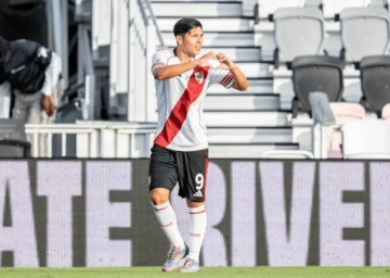 冬窗首签落定!本菲卡官宣佛得角国脚卡布拉尔加盟,穆帅阵容补强添关键拼图