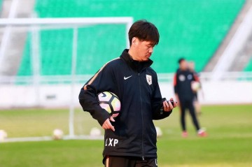 李霄鹏辞去海牛主帅后传闻加盟法甲遭否认,鲁能核心球员被挖传言不实
