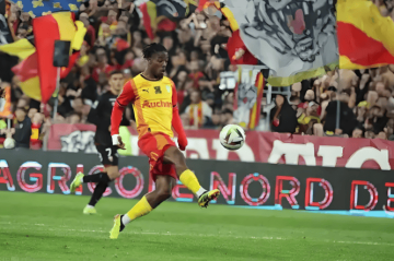 他来了!鲁能球迷期盼已久的法甲新杀器现身训练场,踢三镇首秀