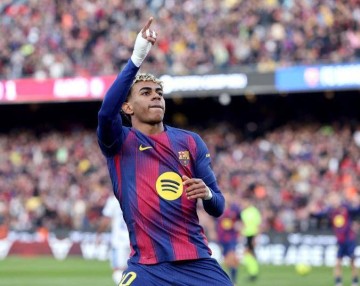 足坛一夜动态:拜仁12轮不败领跑,曼城绝杀鱼腩,巴萨AC米兰登顶