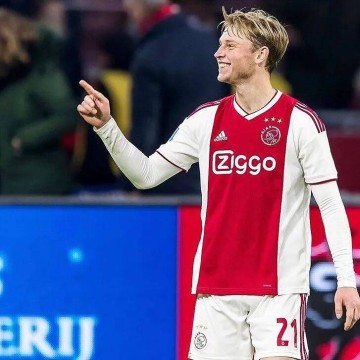 充满争议的德容!