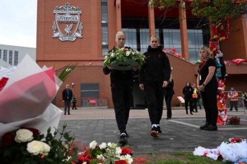 永不独行!两名利物浦女足队员在安菲尔德悼念若塔兄弟