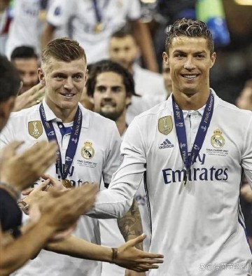 巨星退役仍发声!克罗斯谈中场价值与媒体压力,引发足坛思考