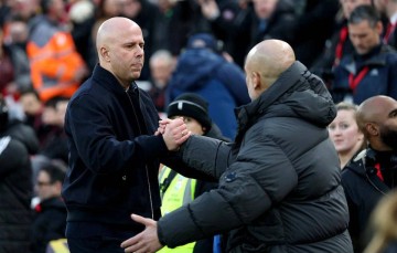 利物浦主帅遭遇争议:7轮仅1胜仍大笑,索博染红引发不满