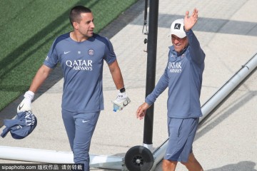 法甲激战:巴黎圣日耳曼狂胜登顶,巴黎FC首胜振奋人心